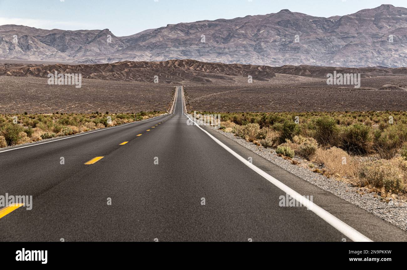 Lonely road in death hi-res stock photography and images - Alamy