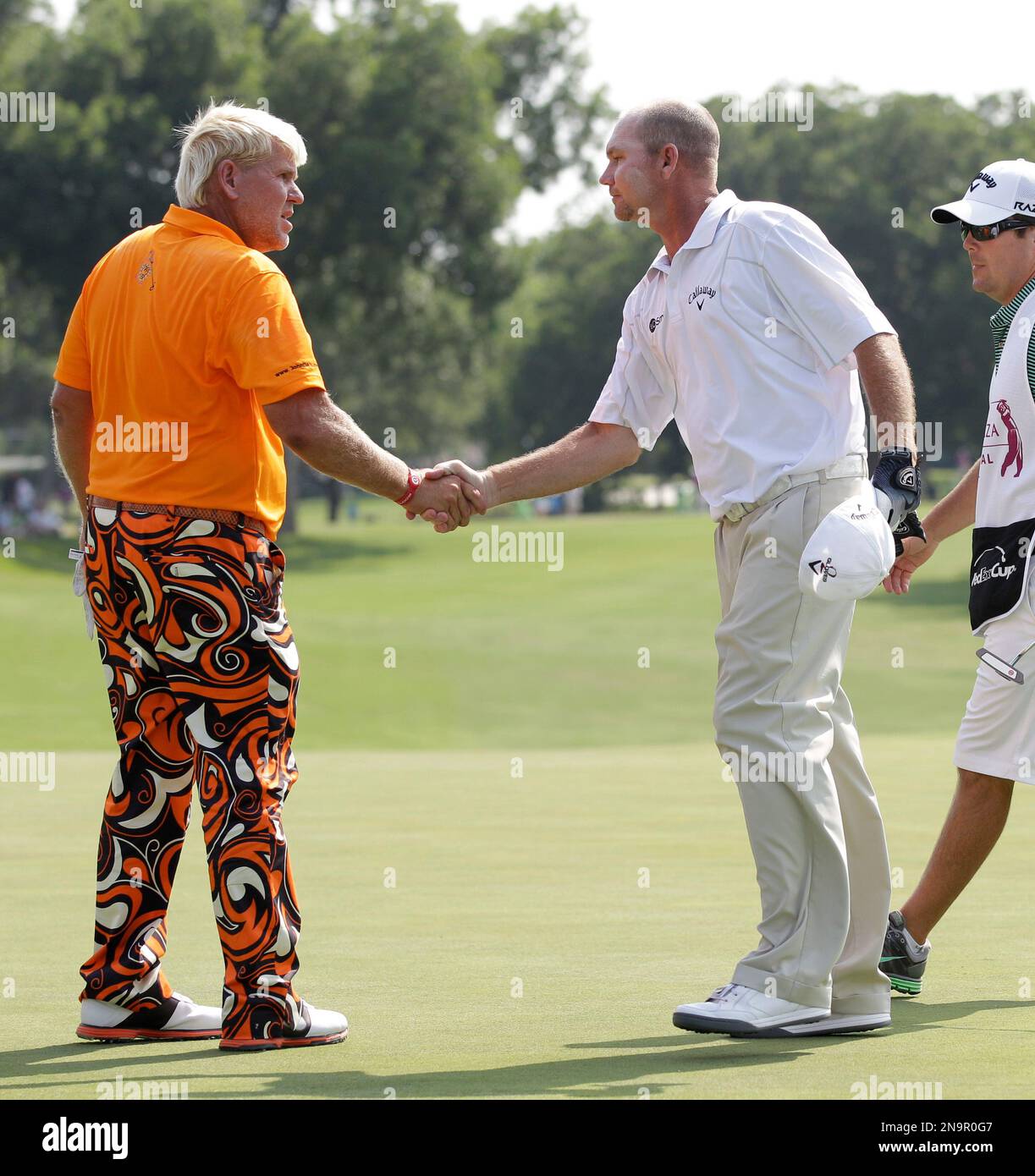 John Daly, left, and Tommy Gainey, right, shakes hands after playing