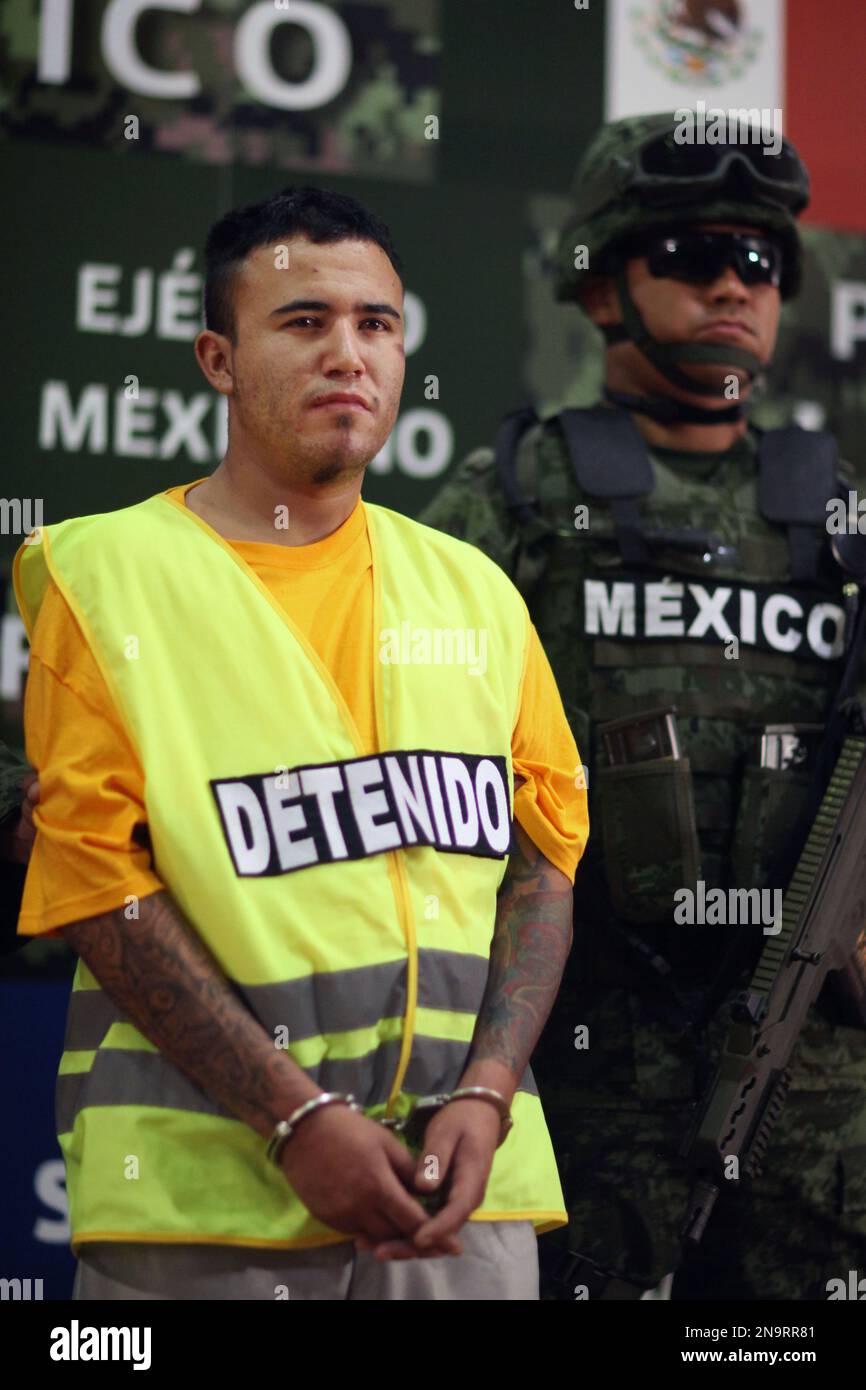 An Army soldier stands next to Daniel Ramirez, alias \, image size:866x1390