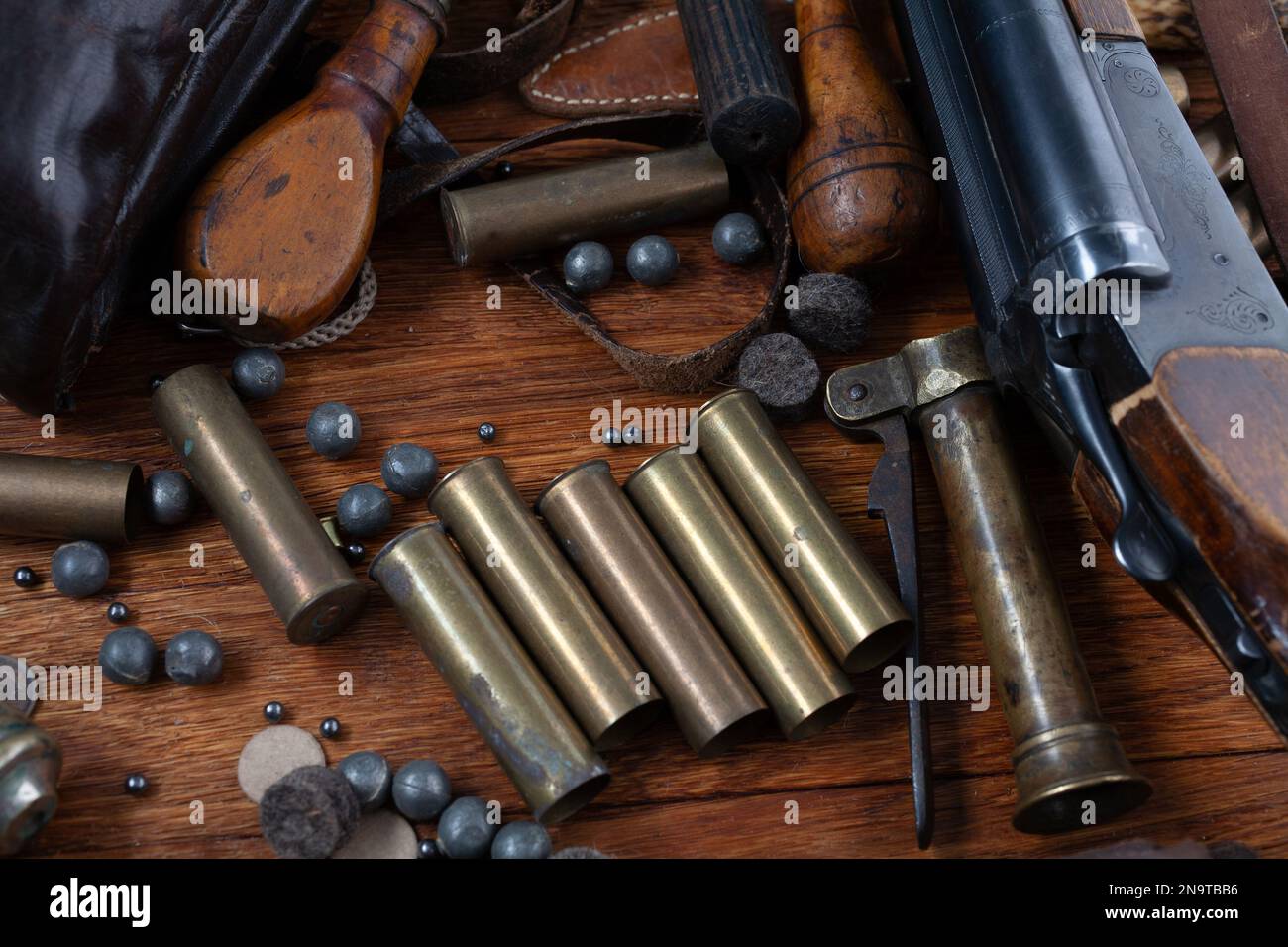https://c8.alamy.com/comp/2N9TBB6/antique-16-gauge-break-action-smooth-bored-shotgun-with-brass-cases-and-accessories-for-cartridge-reloading-on-wooden-table-2N9TBB6.jpg