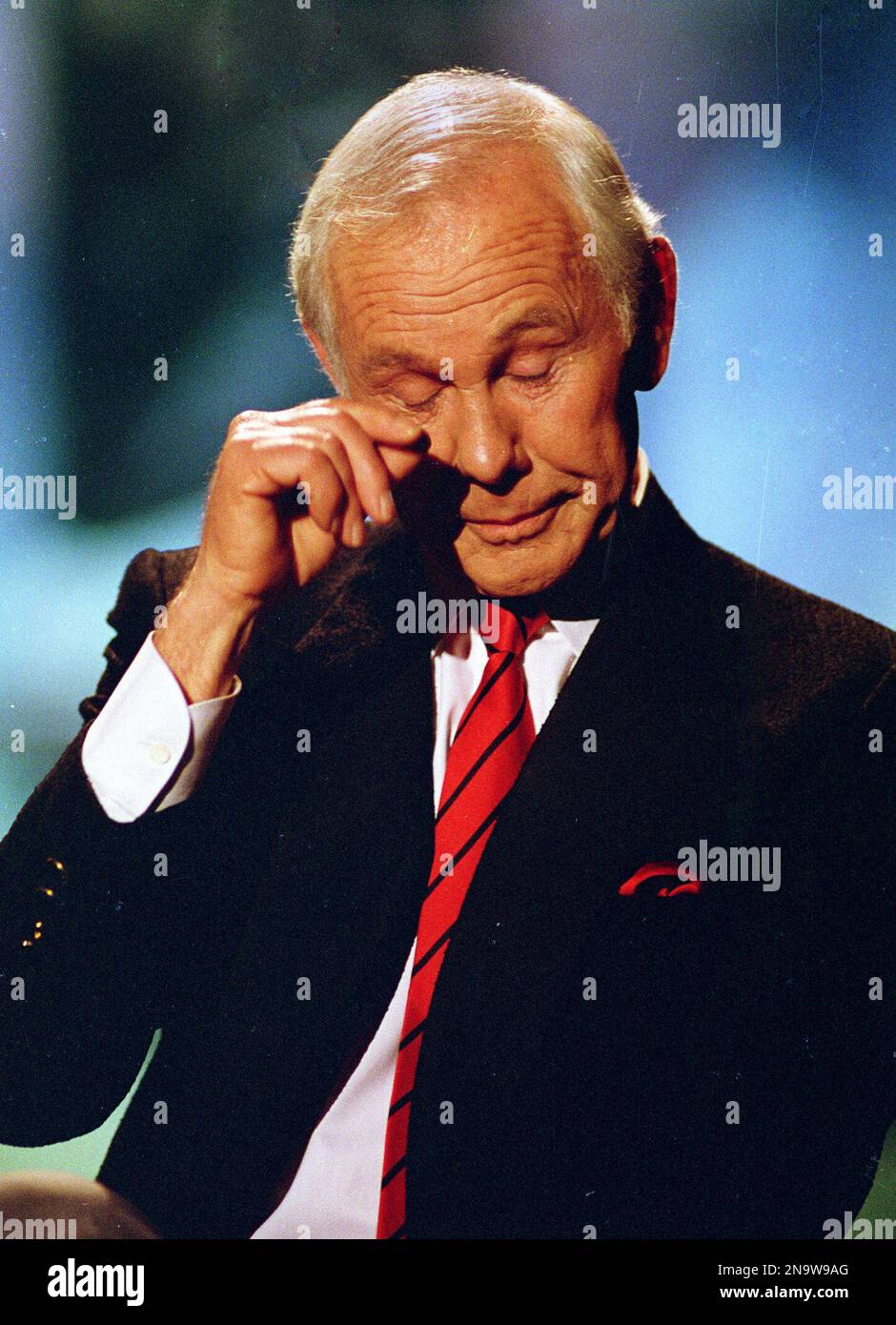 Johnny Carson Angry In this May 22, 1992 file photo, host Johnny Carson wipes his eye after ...