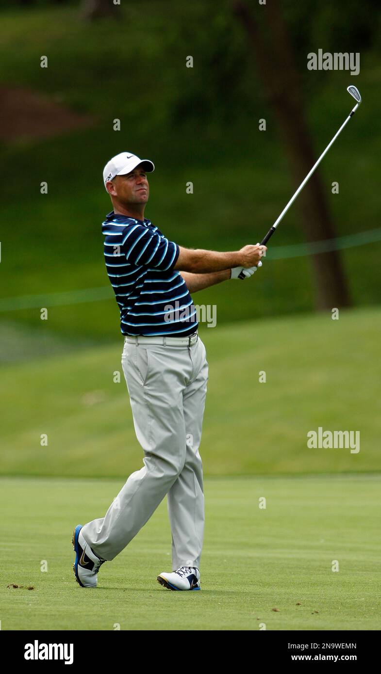 Stewart Cink hits for the 18th fairway during the second round of the