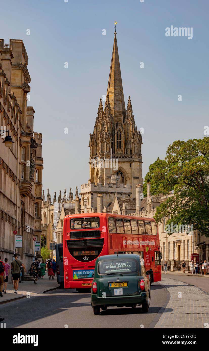 Double-decker bus, pedestrians and University Church of St Mary the Virgin in Oxford, UK; Oxford, England Stock Photo