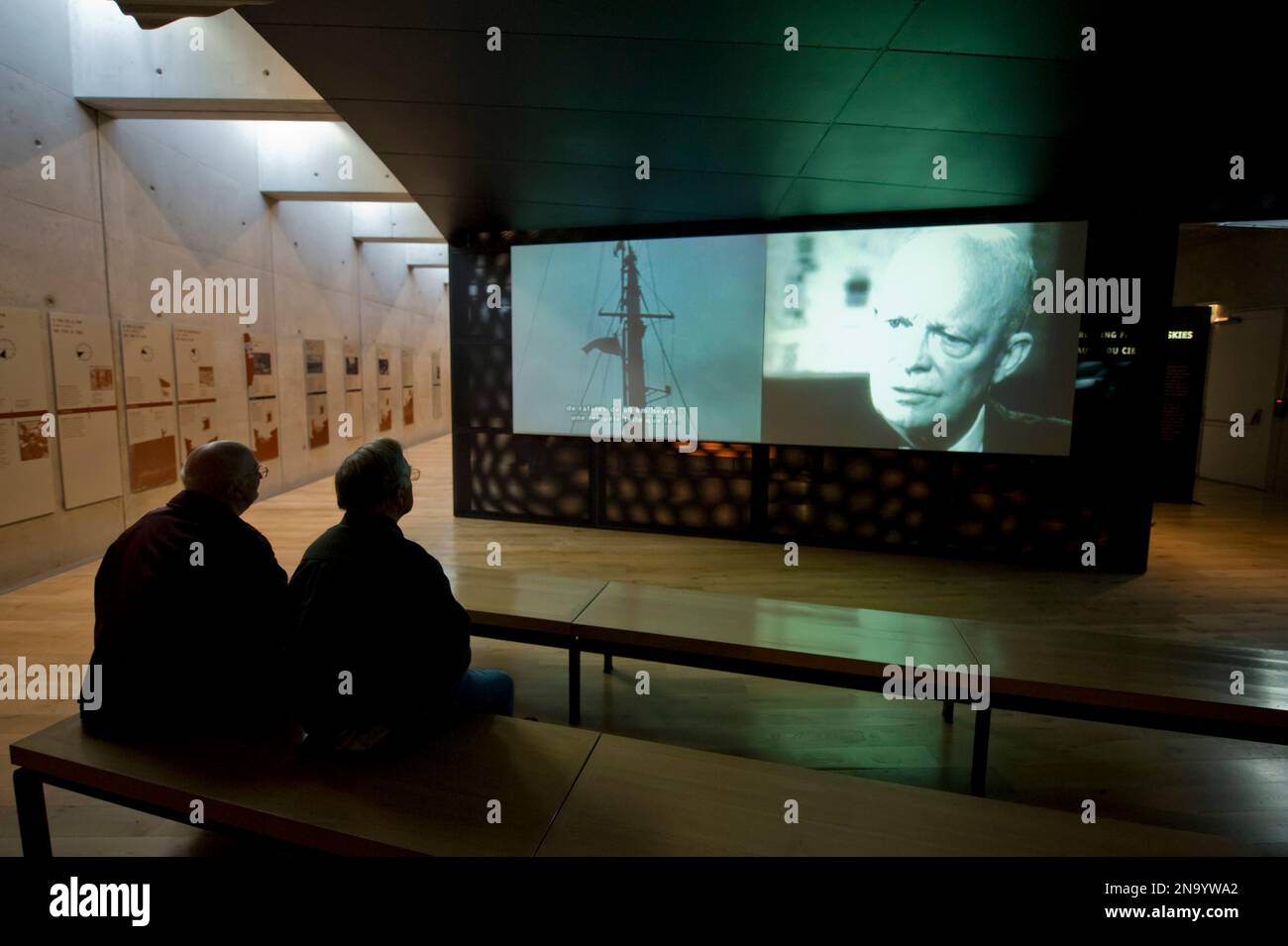 Wartime couple silhouette hi-res stock photography and images - Alamy