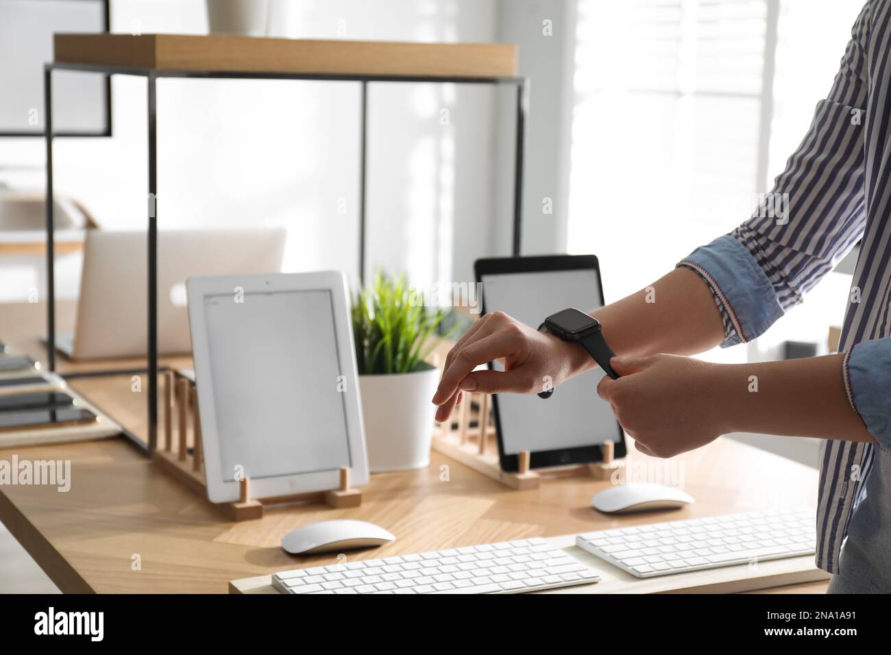 Orlando, FL/USA-12/6/19: An Apple store display of Photography Accessories  for customers to purchase Stock Photo - Alamy