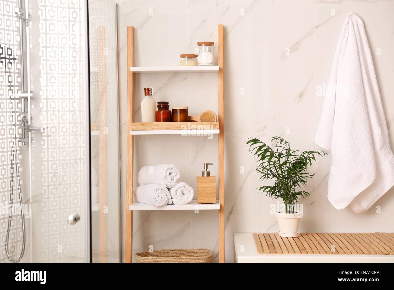 versterking Motivatie Maaltijd Soft towels and different toiletries on decorative ladder in bathroom.  Interior design Stock Photo - Alamy