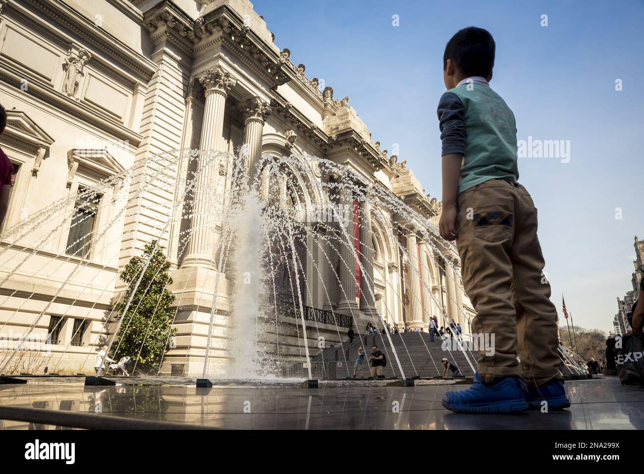 Kid in front of the fountain at the Metropolitan Museum of Art, Upper East Side, Manhattan, NYC, USA © Dosfotos/Axiom Stock Photo