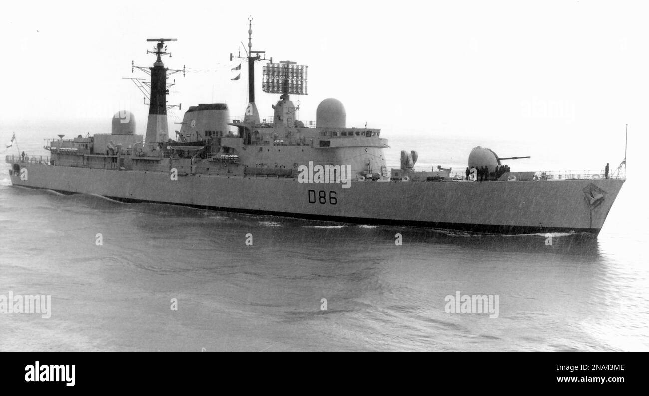 HMS Birmingham, a Type-42 destroyer enters Portsmouth Harbour on ...