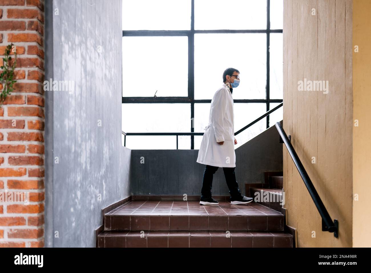 Person wearing a mask walking hi-res stock photography and images - Alamy