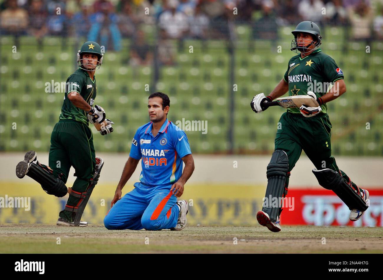 India's Irfan Pathan, center, watches as Pakistan's Mohammad Hafeez
