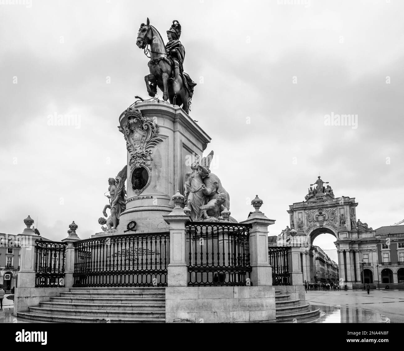 equestrian-statue-of-king-jose-i-of-portugal-black-and-white-stock