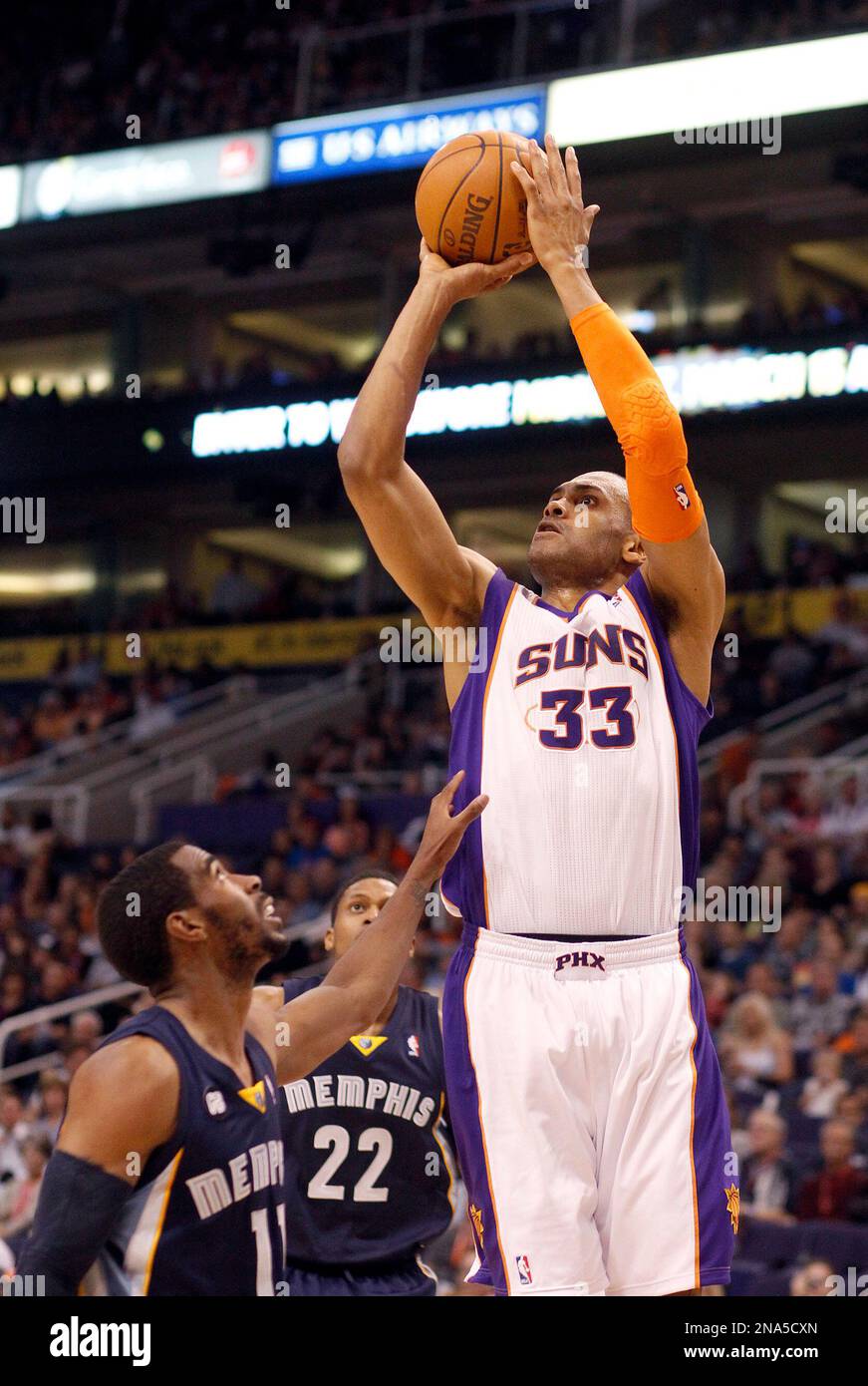 Phoenix Suns' Grant Hill, right, against Memphis Grizzlies' Mike 