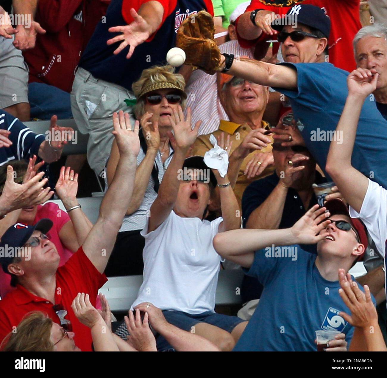 Denard Span hip checks a Rays fan while fielding fly ball 