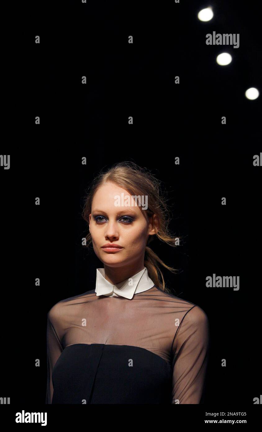 A model displays a creation by designer Paul Helbers for Louis Vuitton Men's  Fall-Winter 2009-2010 fashion show in Paris, France on January 22, 2009.  Photo by Frederic Bukajlo/JDD/ABACAPRESS.COM Stock Photo - Alamy