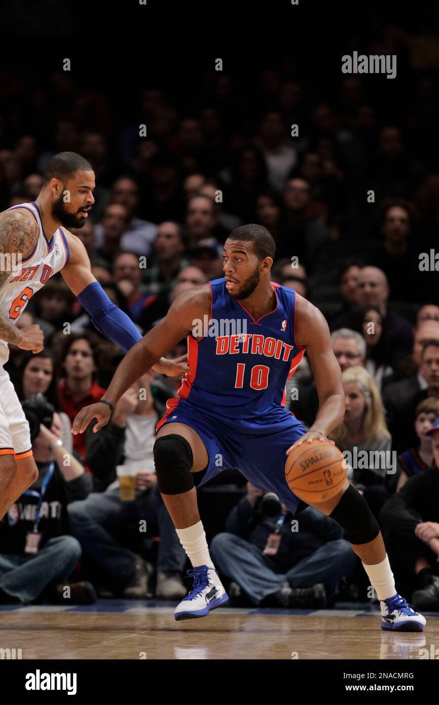 detroit-pistons-center-greg-monroe-10-looks-to-drive-with-new-york