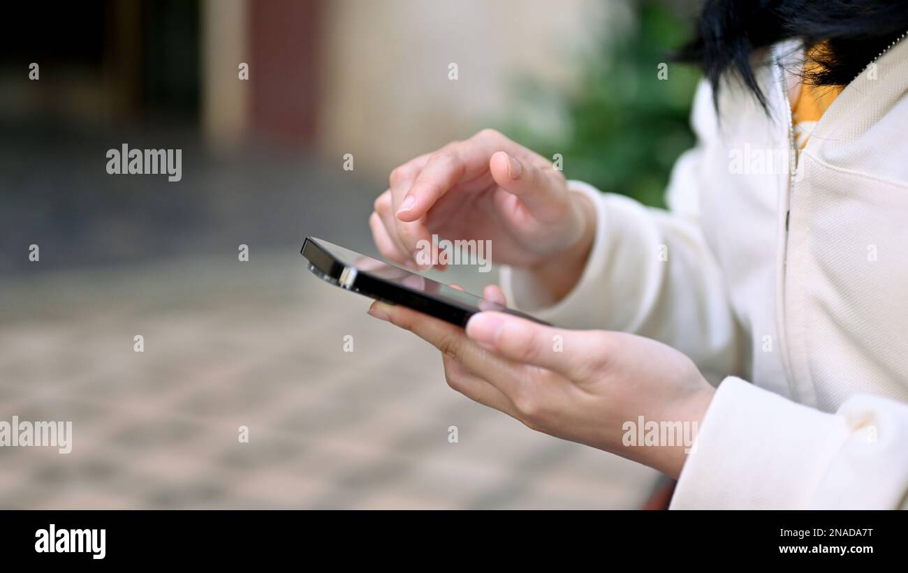 Woman and texting and rear view hi-res stock photography and images - Alamy