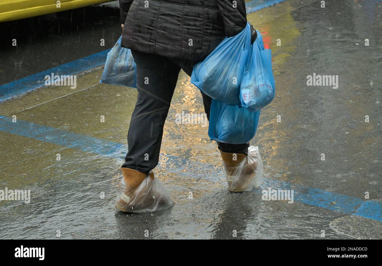 Szene, Regenwetter, Frau, Plastiktüten, Schuhe, Athen, Griechenland Stock Photo