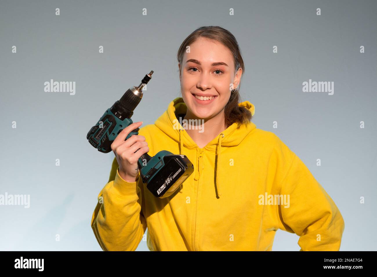 Craftswoman with a cordless screwdriver -  Handwerkerin mit einem Akku-Schrauber - Handwerksberufe, Beruf, Ausbildung, Frauen im Handwerk Stock Photo