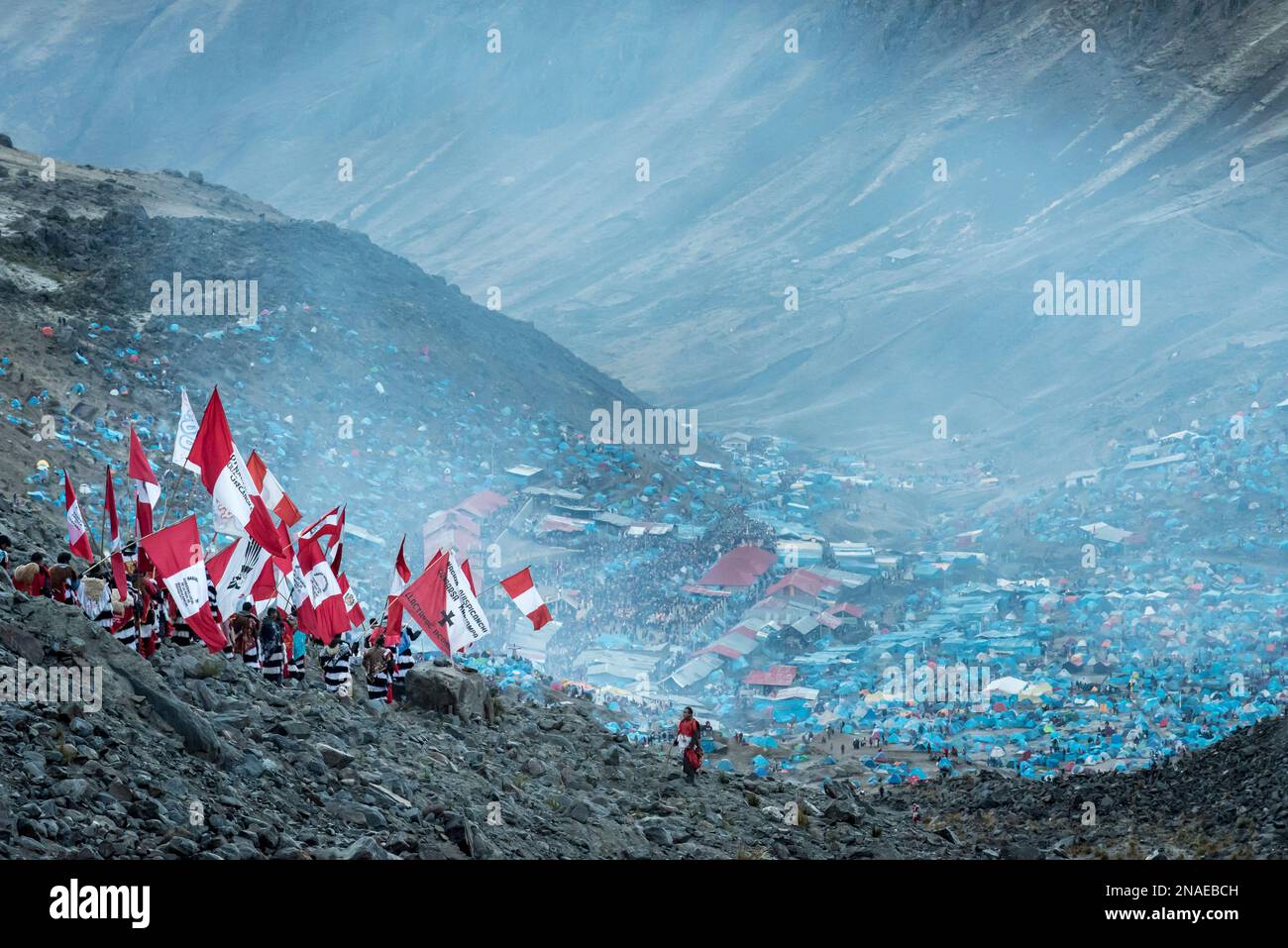Pilgrims descending the holy mountain, Qullyurit'i festival Stock Photo
