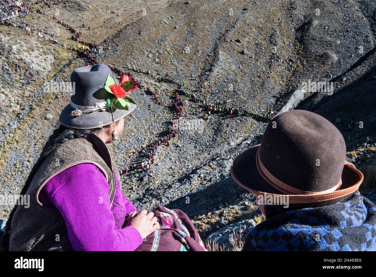 Pilgrims descending the holy mountain, Qullyurit'i festival Stock Photo