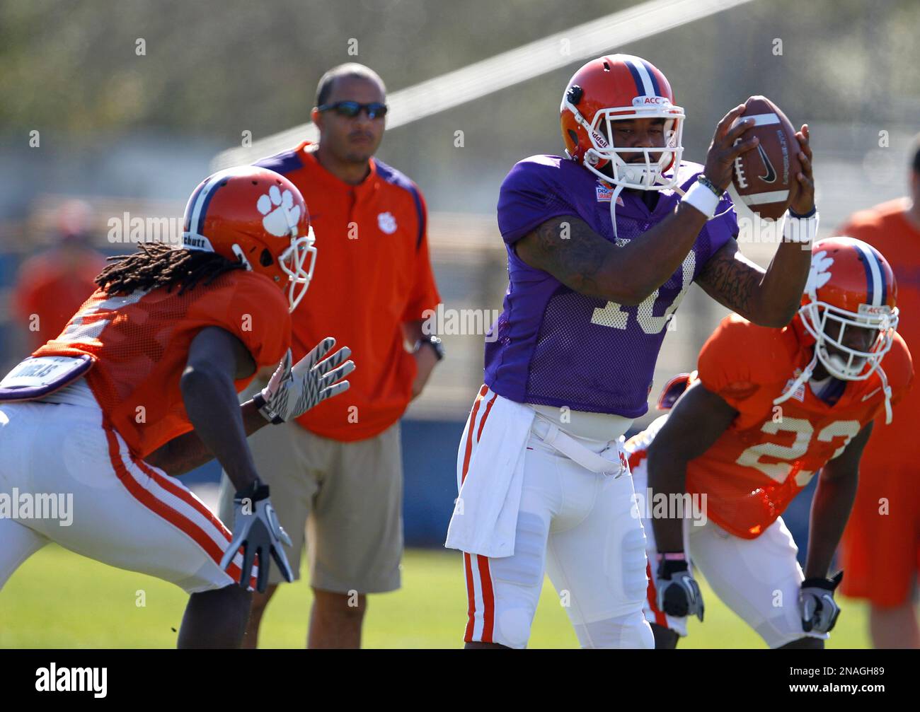 Clemson quarterback Tajh Boyd (10) prepares to hand off the ball to