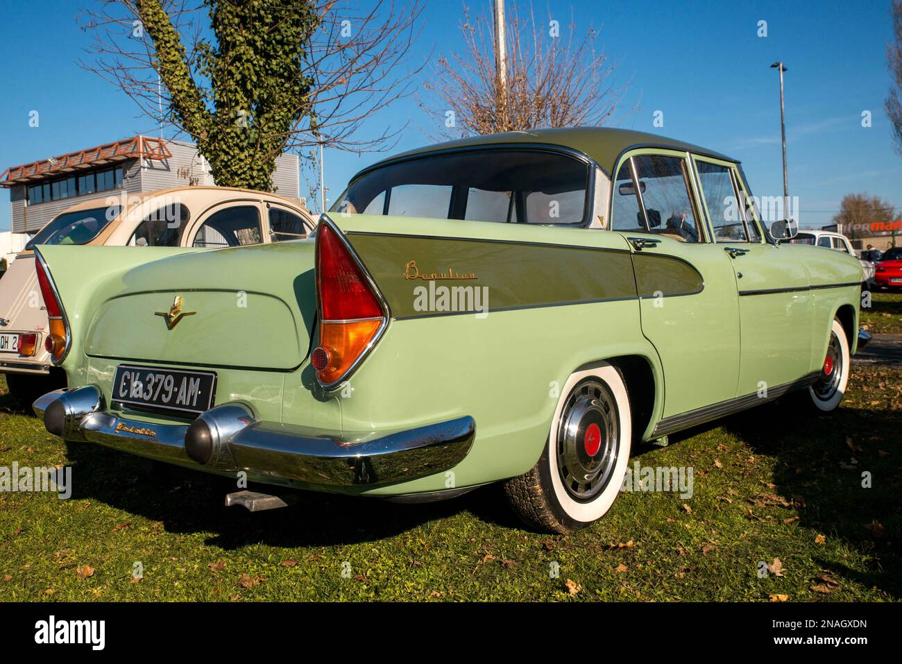 Old vehicles (cars, motorcycles, utilities) took place at the Parc des