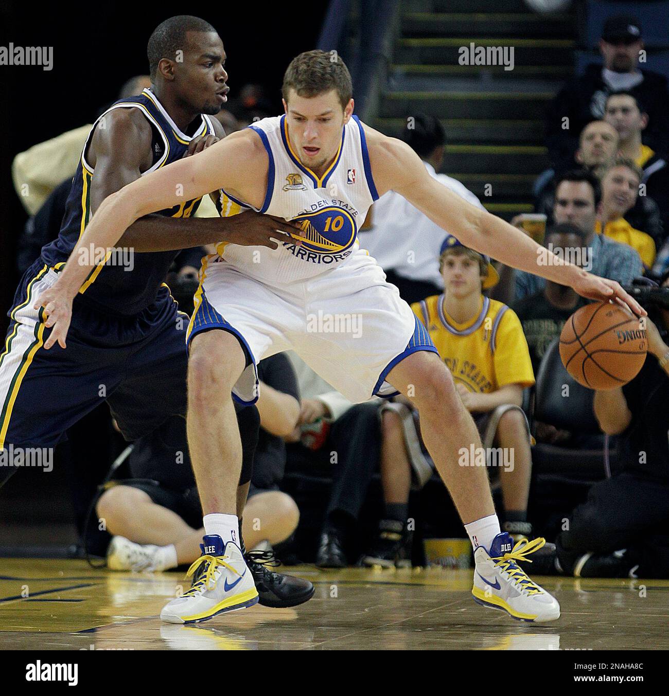 Golden State Warriors David Lee (10) drives around Indiana Pacers David  West (21) in the first