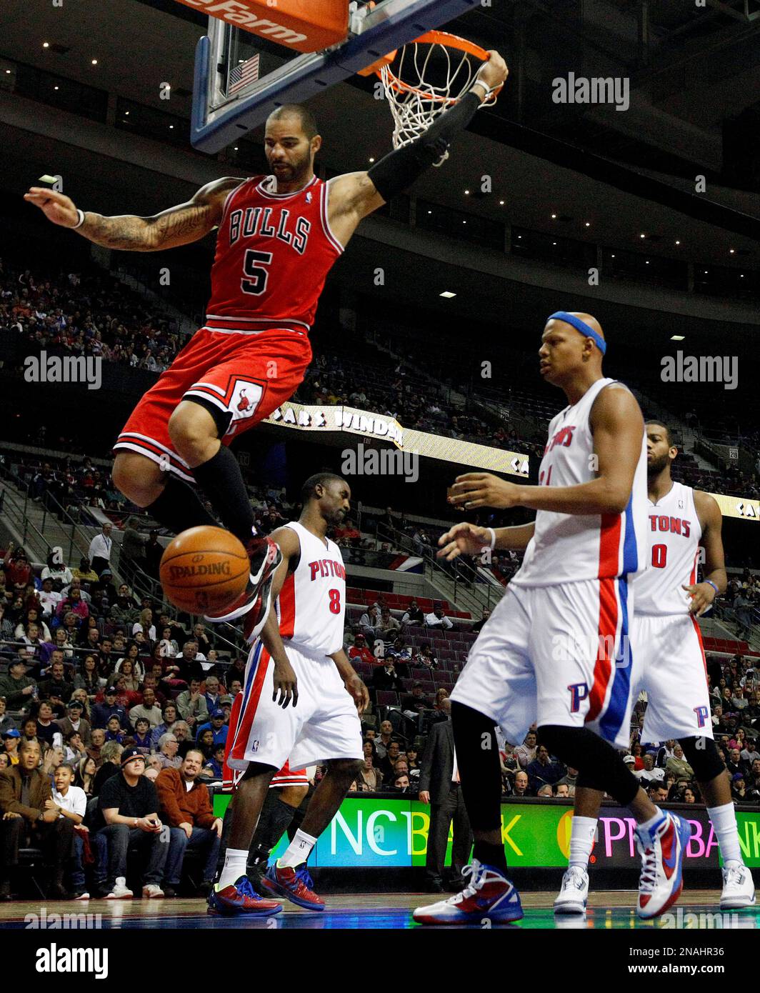 Chicago Bulls' Ben Gordon (7) dunks over Cleveland Cavaliers