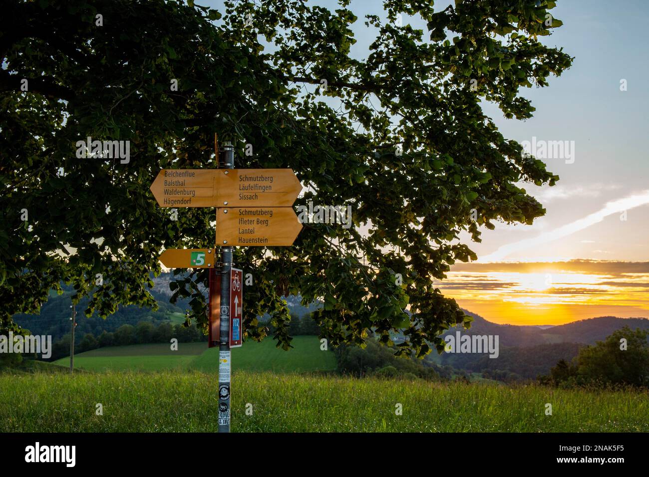 Hiking trail sign hi-res stock photography and images - Alamy