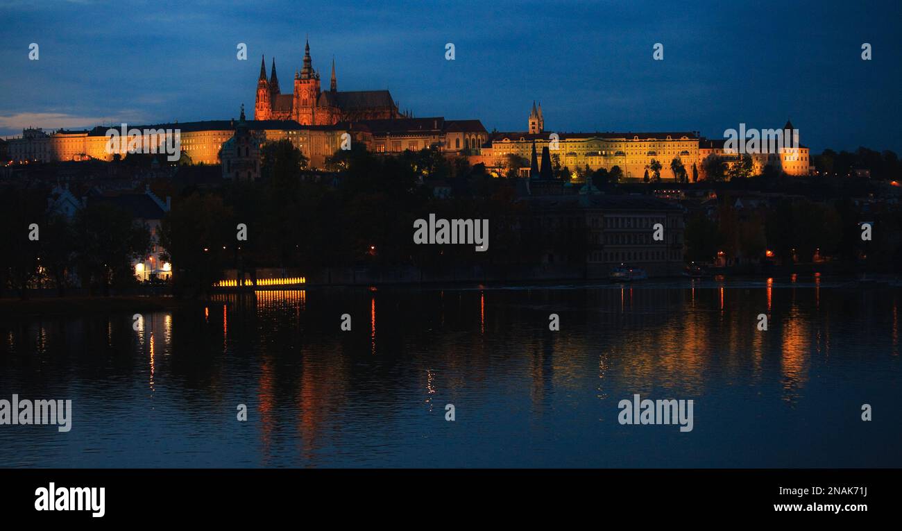 panorama  notturno su Praga dalla Moldava Stock Photo
