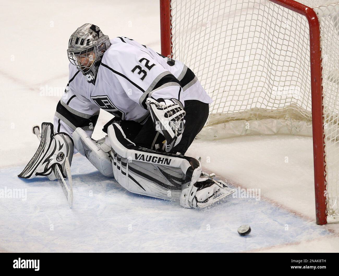 Los Angeles Kings goalie Jonathan Quick (32) during the NHL game between the  Los Angeles Kings and the Carolina Hurricanes at the PNC Arena Stock Photo  - Alamy