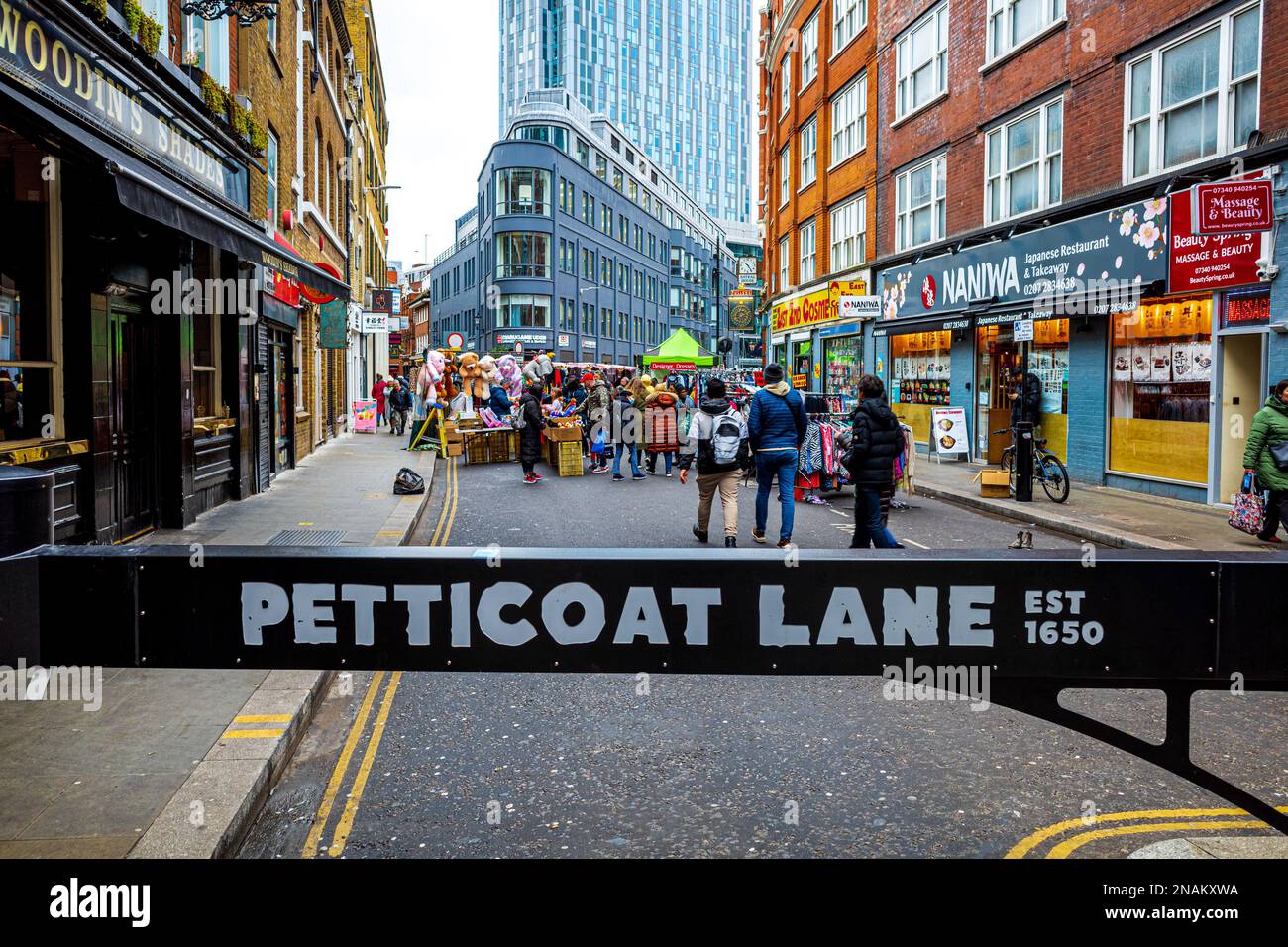 Petticoat Lane Market London. Established 1650 Petticoat Lane Market is a fashion & clothing market in Spitalfields London. London's oldest street mkt. Stock Photo