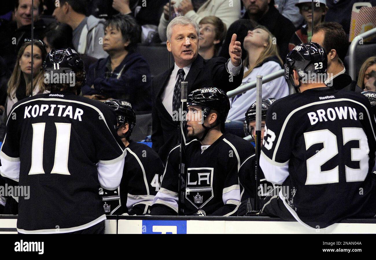 Los Angeles Kings head coach Terry Murray, center, talks to team