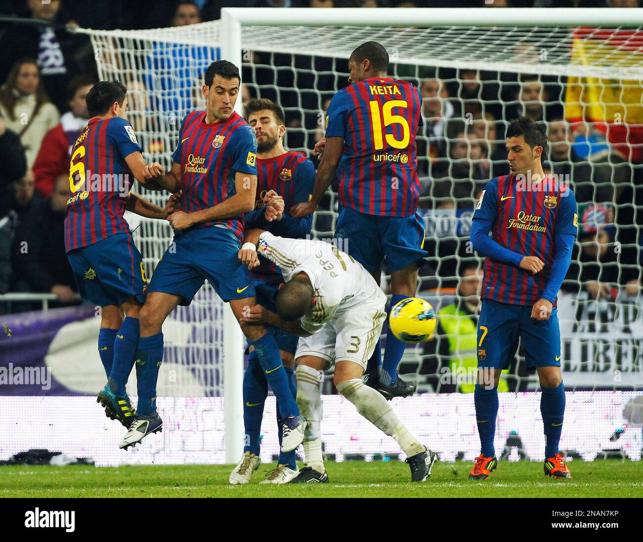 Real Madrid's Pepe from Portugal, centre, vies for the ball with FC  Barcelona's Xavi Hernandez, left, Sergio Busquets, second left, Gerard  Pique, third left, Seydou Keita, from Mali, second right, and David, image size:1300x1096