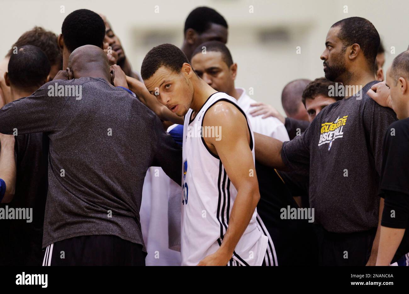 Golden State Warriors point guard Stephen Curry (30) huddles with ...