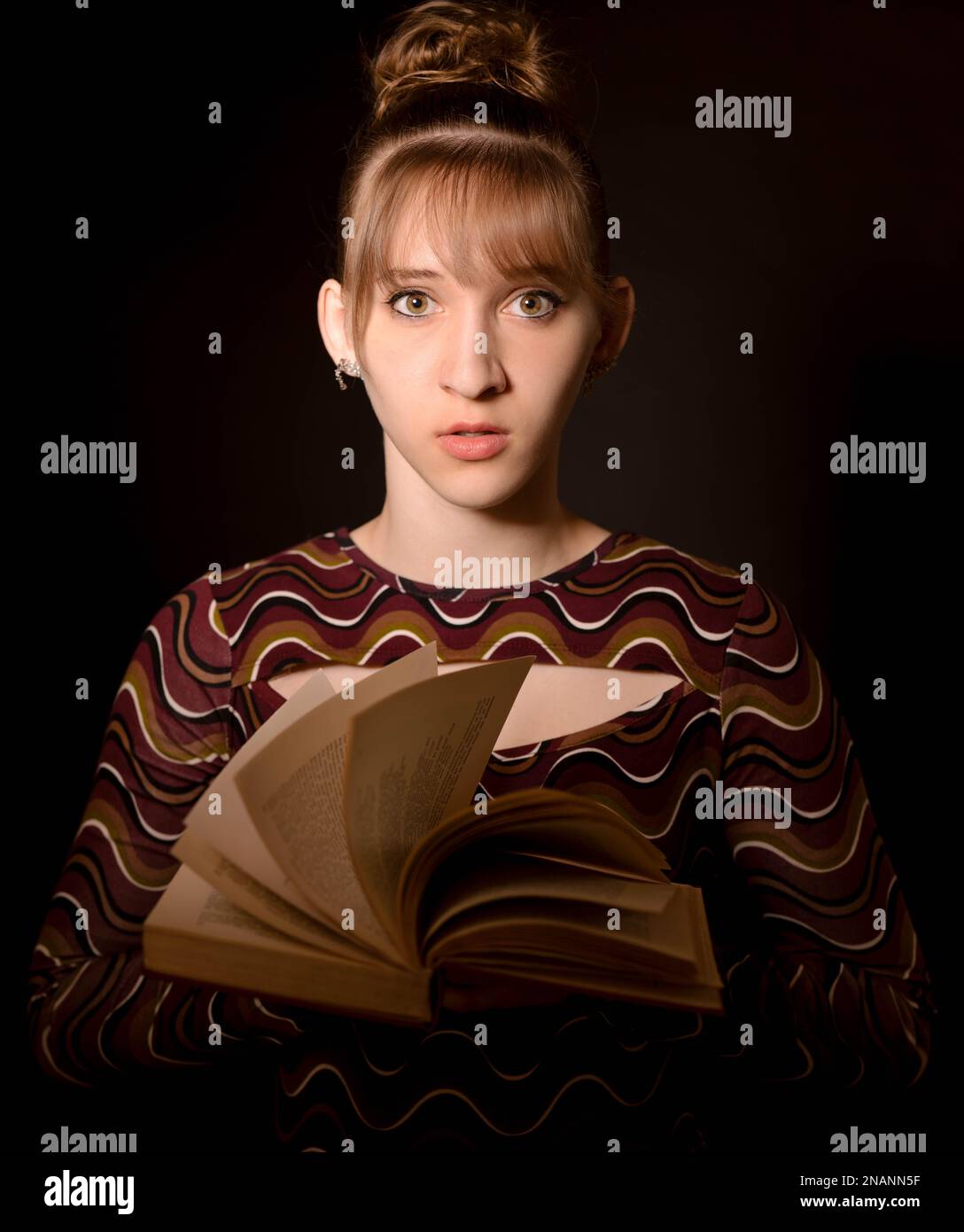 Shocked girl hi-res stock photography and images - Alamy