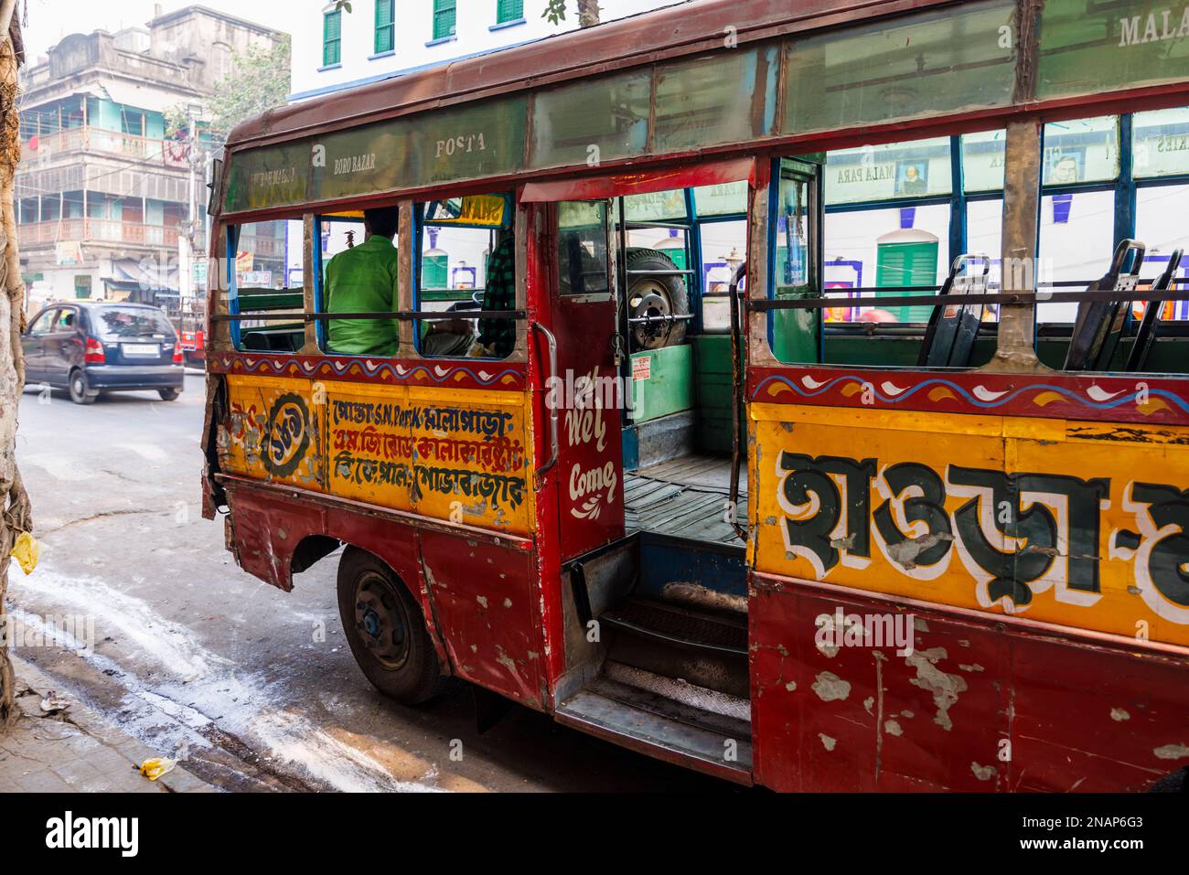 ypical battered local bus in the street in Fariapukur, Shyam Bazar, a suburb of Kolkata, West Bengal, India Stock Photo