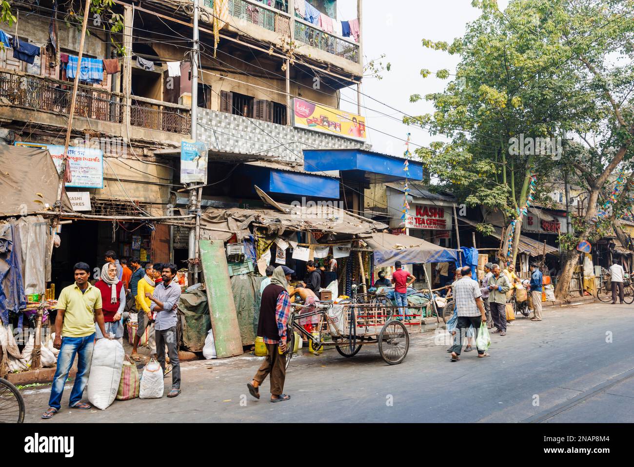 Street scene of roadside shops, stalls and kiosks in the shopping area of in Fariapukur, Shyam Bazar, a suburb of Kolkata, West Bengal, India Stock Photo