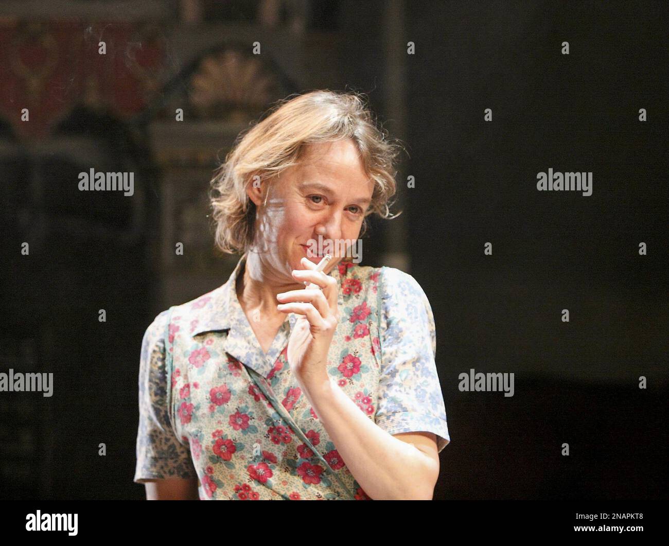 Niamh Cusack (Maggie) in DANCING AT LUGHNASA by Brian Friel at the Old Vic Theatre, London SE1  05/03/2009  design: Lez Brotherston   lighting: Paule Constable   director: Anna Mackmin Stock Photo