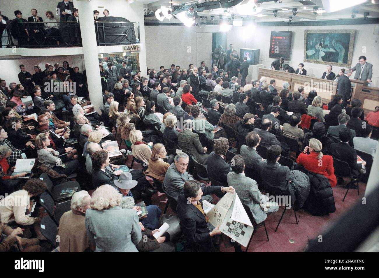 General view of the audience during the auction of the painting \, image size:1300x954