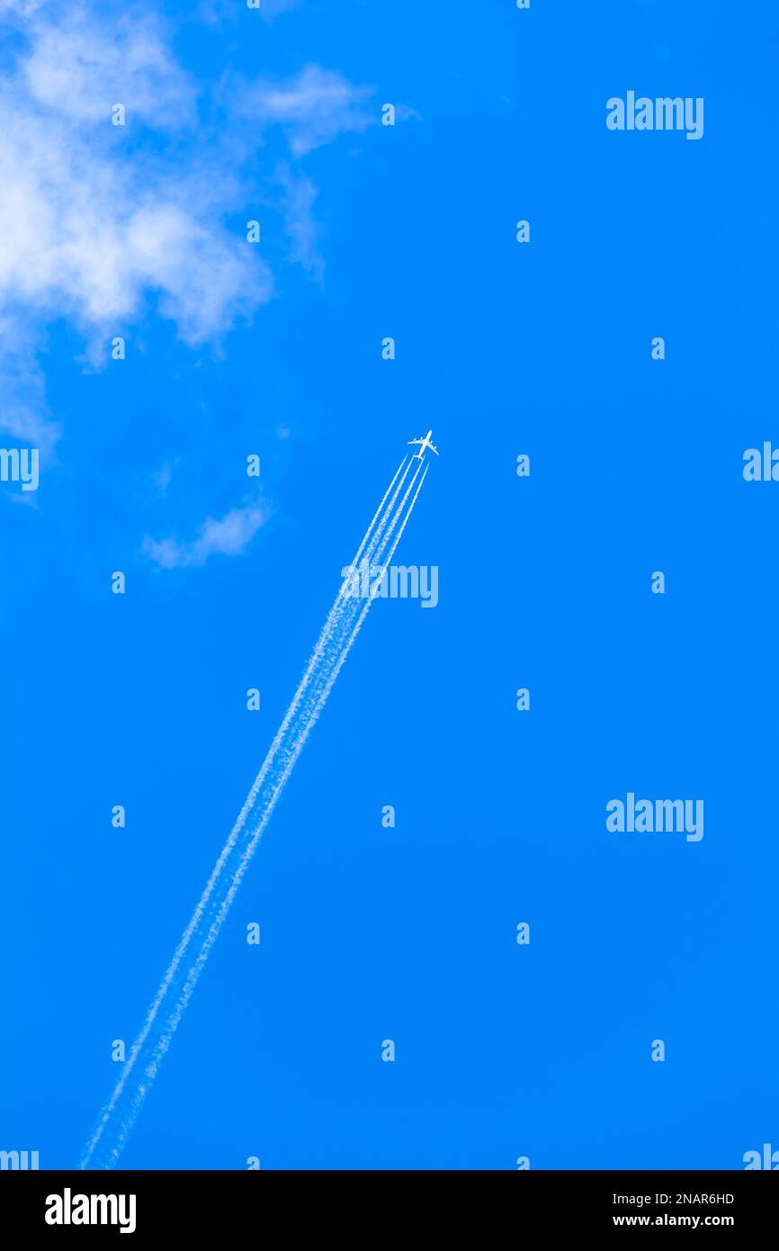 Clouds contrail sky airplane hi-res stock photography and images - Alamy