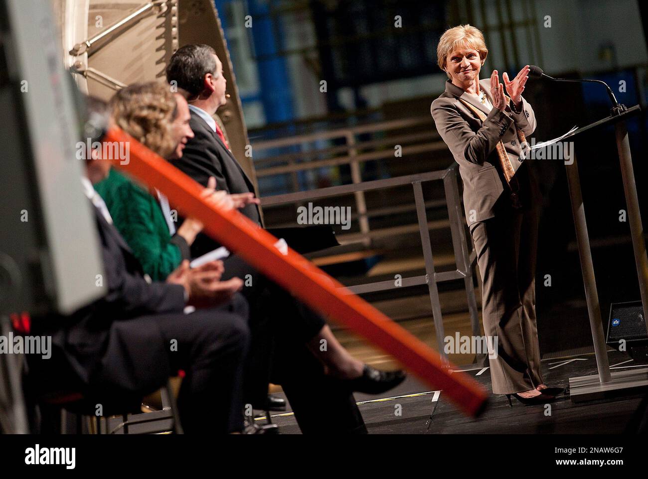 NC governor Beverly Perdue, right, applauds during the Siemens ...