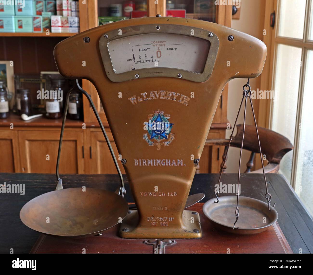 Traditional  W&T Avery scales, to weigh up to one imperial pound, made in Birmingham, West Midlands, England, UK Stock Photo