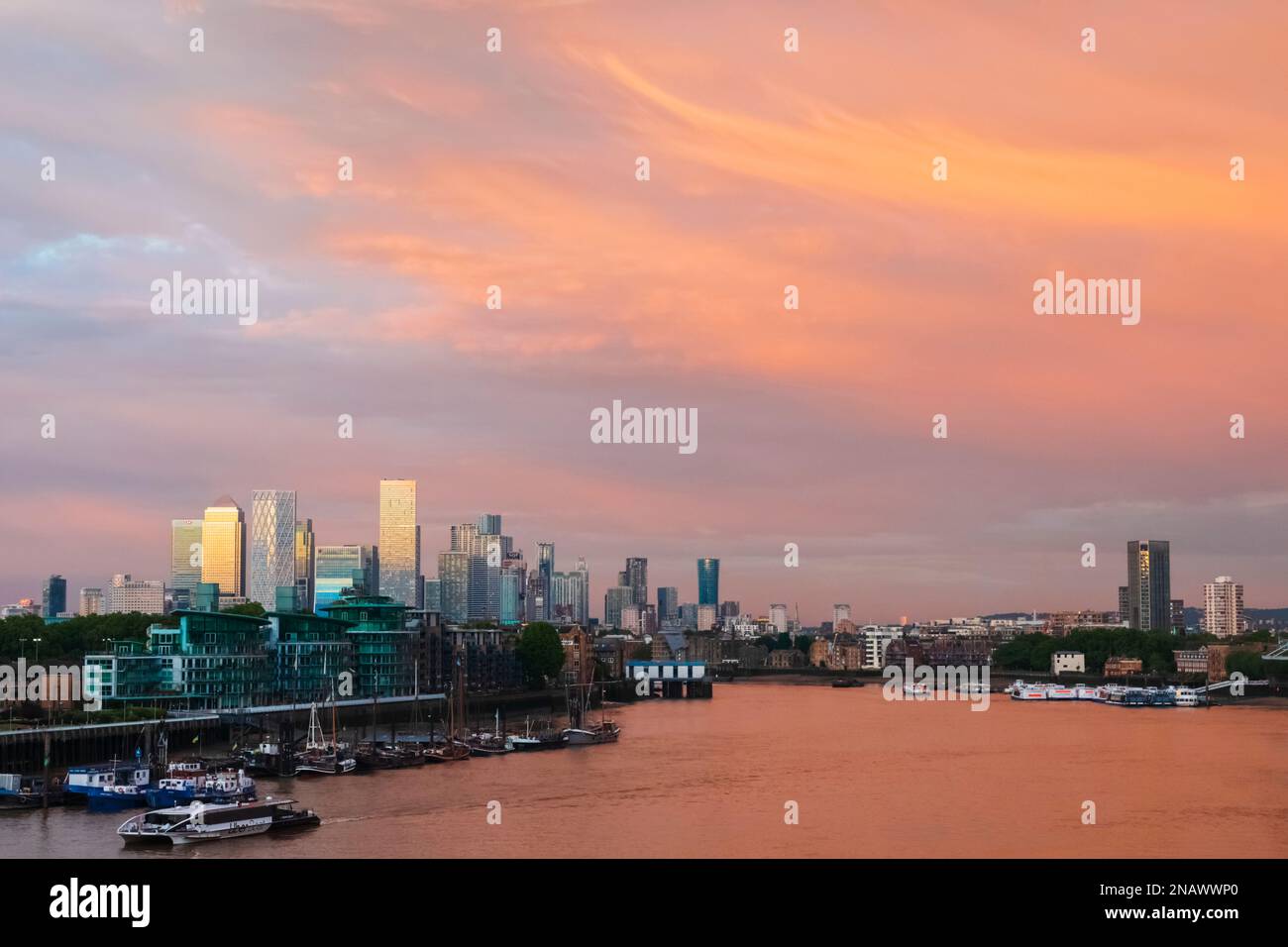 London canary wharf skyline hi-res stock photography and images - Alamy