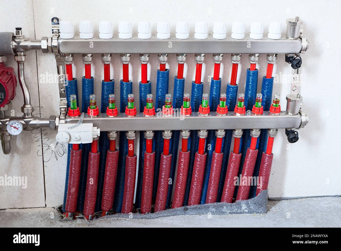 Distribution manifold for underfloor heating, direct and return lines