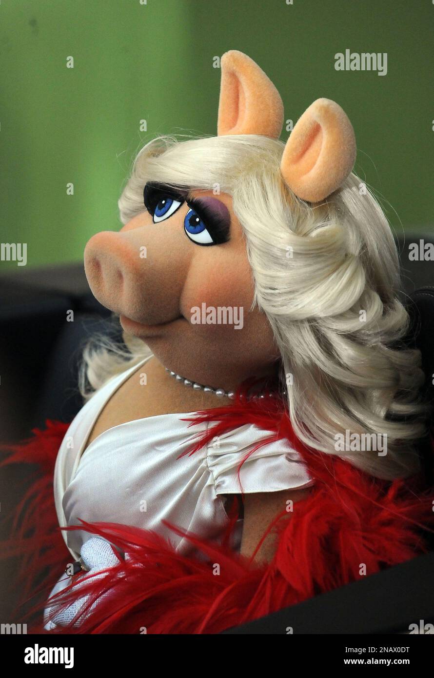 MISS PIGGY THE MUPPETS. WORLD PREMIERE HOLLYWOOD LOS ANGELES CALIFORNIA USA  12 November 2011 Stock Photo - Alamy