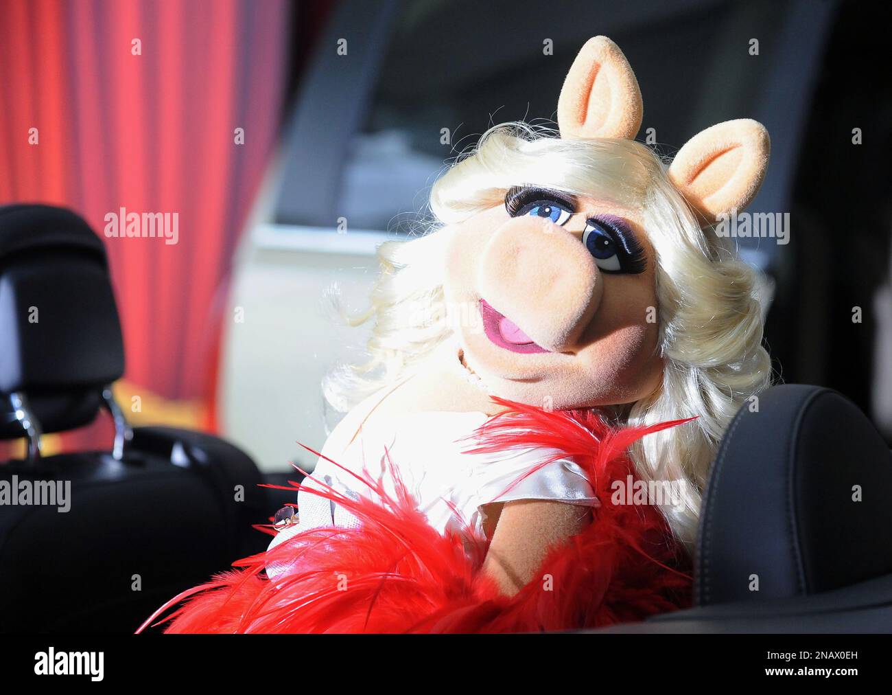 MISS PIGGY THE MUPPETS. WORLD PREMIERE HOLLYWOOD LOS ANGELES CALIFORNIA USA  12 November 2011 Stock Photo - Alamy