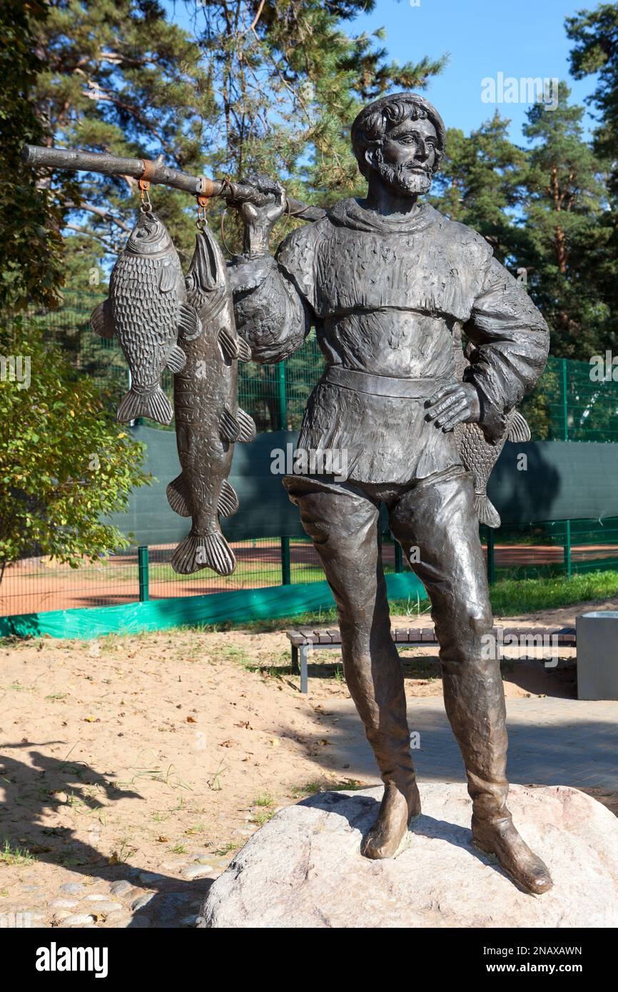 Zelenogorsk, Russia-circa Sep, 2021: Sculpture of a fisherman in the Zelenogorsk Park of Culture and Leisure. Leningrad region Stock Photo