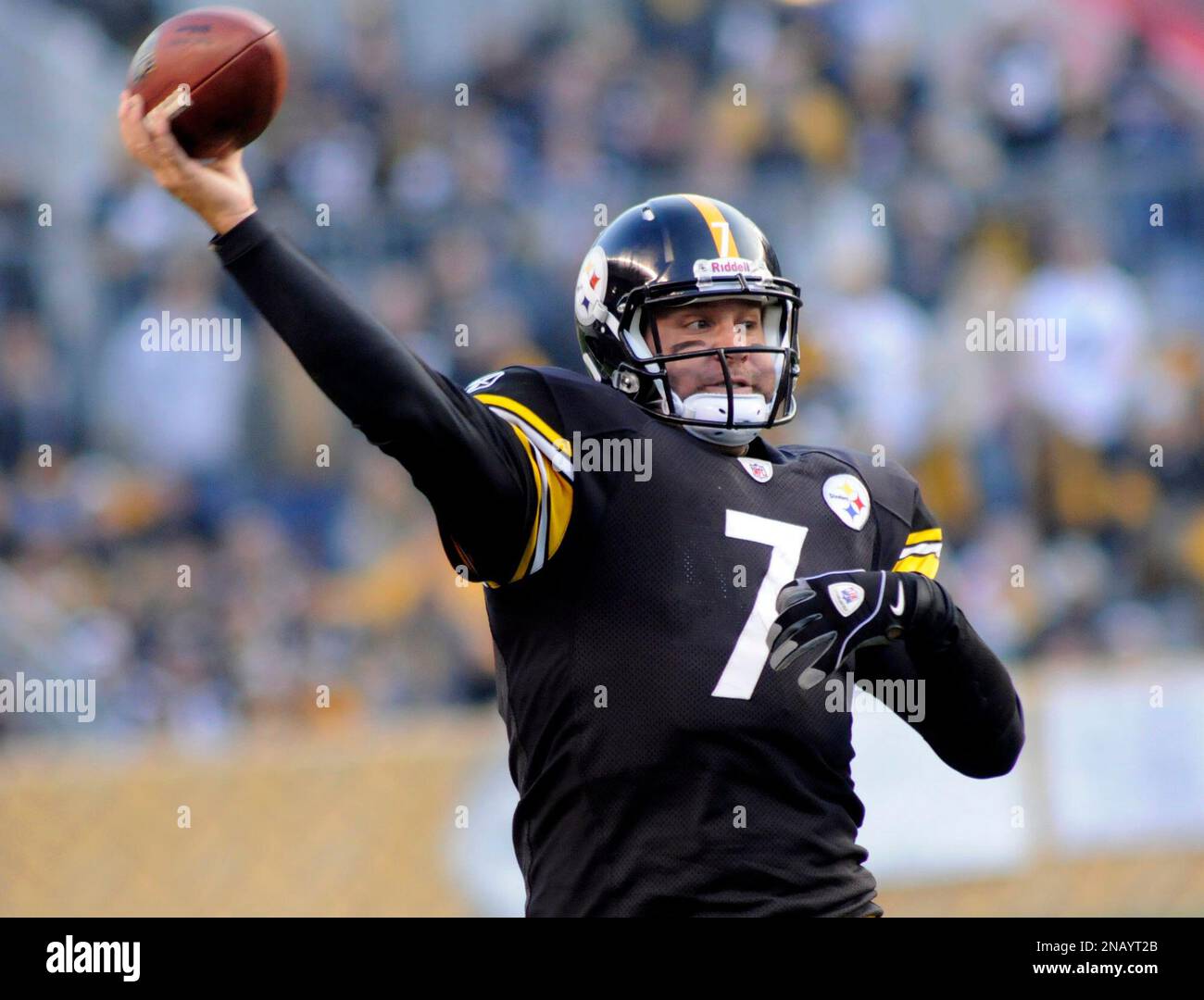 Pittsburgh Steelers quarterback Ben Roethlisberger (7) rolls out to