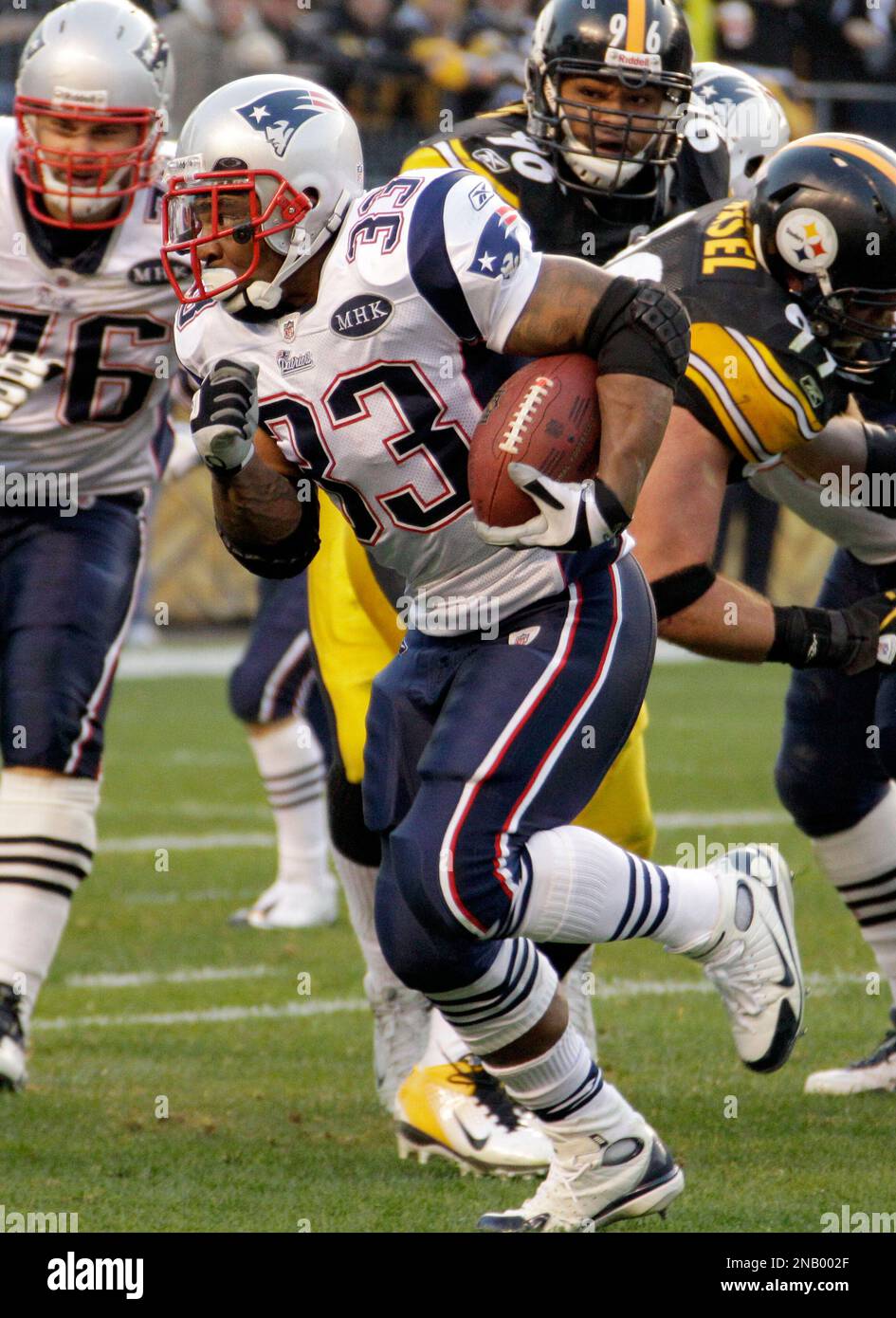 New England Patriots running back Kevin Faulk (33) runs in the second ...